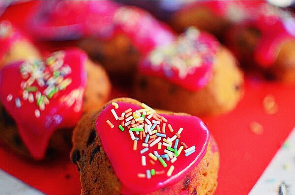 Romantic Valentine’s Day Desserts Apricots and Chocolate Muffins Recipe, easy, basic muffins recipe, pink froasting, μάφινς, αγιου βαλεντίνου, συνταγή, ροζ γλάσο, σοκολάτα