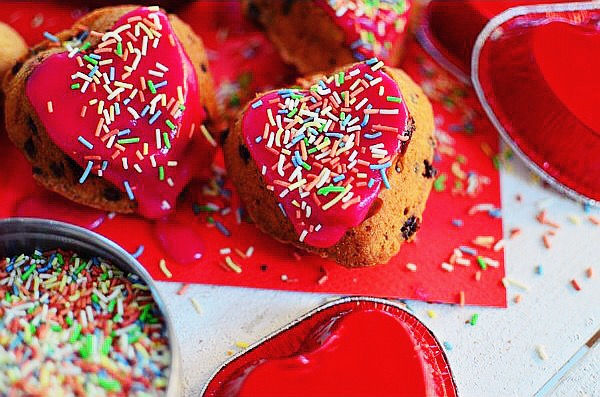 Romantic Valentine’s Day Desserts Apricots and Chocolate Muffins Recipe, easy, basic muffins recipe, pink froasting, μάφινς, αγιου βαλεντίνου, συνταγή, ροζ γλάσο, σοκολάτα