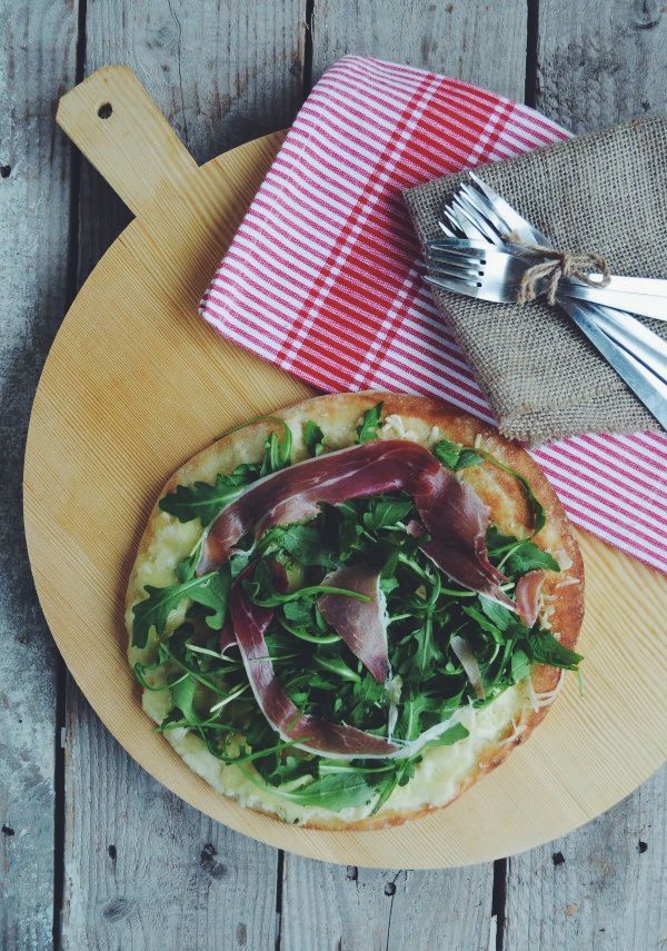 Mozzarella pizza with prosciutto & rocket πίτσα συνταγή ρόκα παρμεζάνα προσούτο Γαβριήλ Νικολαιδης cool artisan