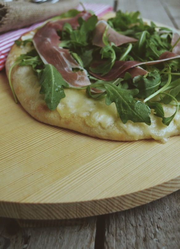 Mozzarella pizza with prosciutto & rocket πίτσα συνταγή ρόκα παρμεζάνα προσούτο Γαβριήλ Νικολαιδης cool artisan