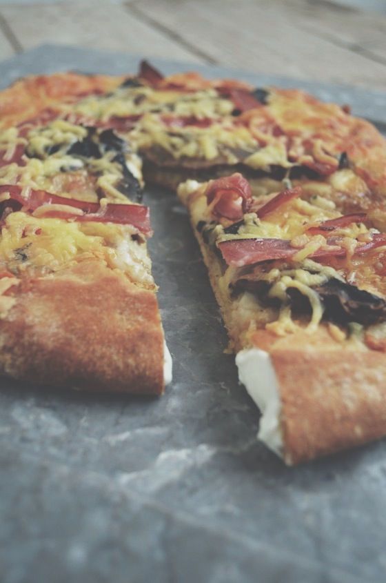 Philadelphia crust pizza with portobello mushrooms and bacon πίτσα με κρούστα από φιλαδέλφια τυρί, μανιτάρια, μπέικον cool artisan Γαβριήλ Νικολαίδης