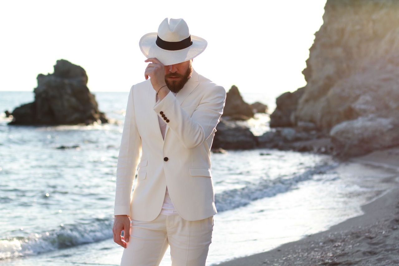 street style, man, fashion blogger, beach, white suit, panama hat, T-shirt, Intimissimi, calzedonia, zara, Γαβριήλ Νικολαίδης, cool artisan
