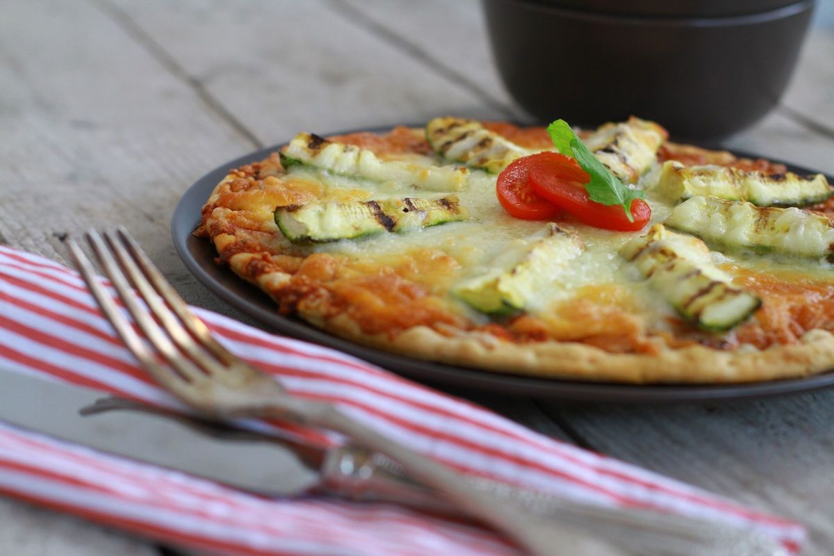Zucchini, Mozzarella Pizza Recipe, tomato sauce, ham, turkey, homemade dough, καλύτερη σπιτική ζύμη για πίτσα,εύκολη, κολοκυθάκια,μοτσαρέλα, γαλοπούλα, cool artisan