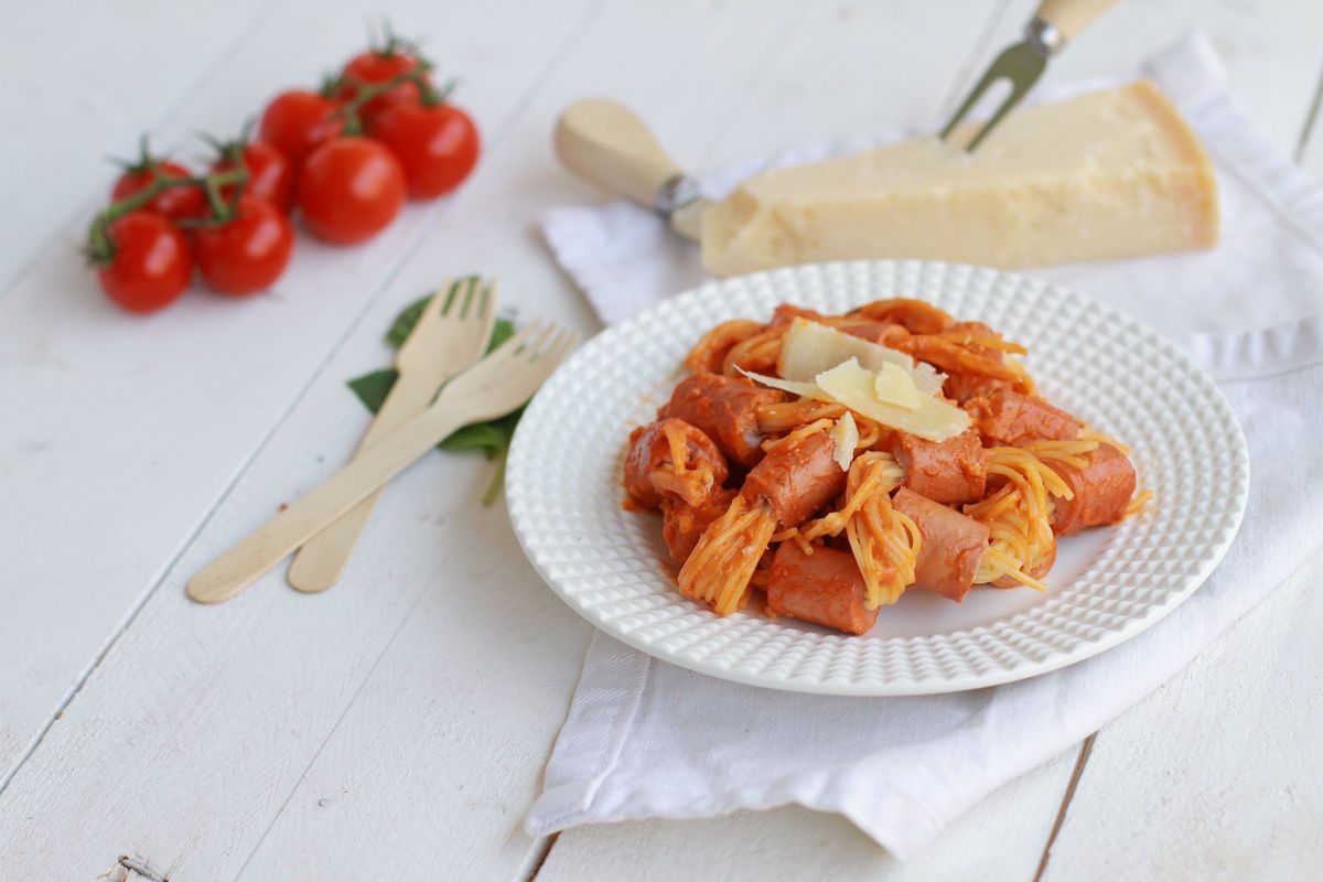 Hot Dog Spaghetti with Sun-Dried Tomato Pesto,frankfurt sausage, pesto rosso, parmesan, σπαγγέτι, λουκάνικο φραγκφούρτης, παρμεζάνα, πέστο λιαστής ντομάτας,