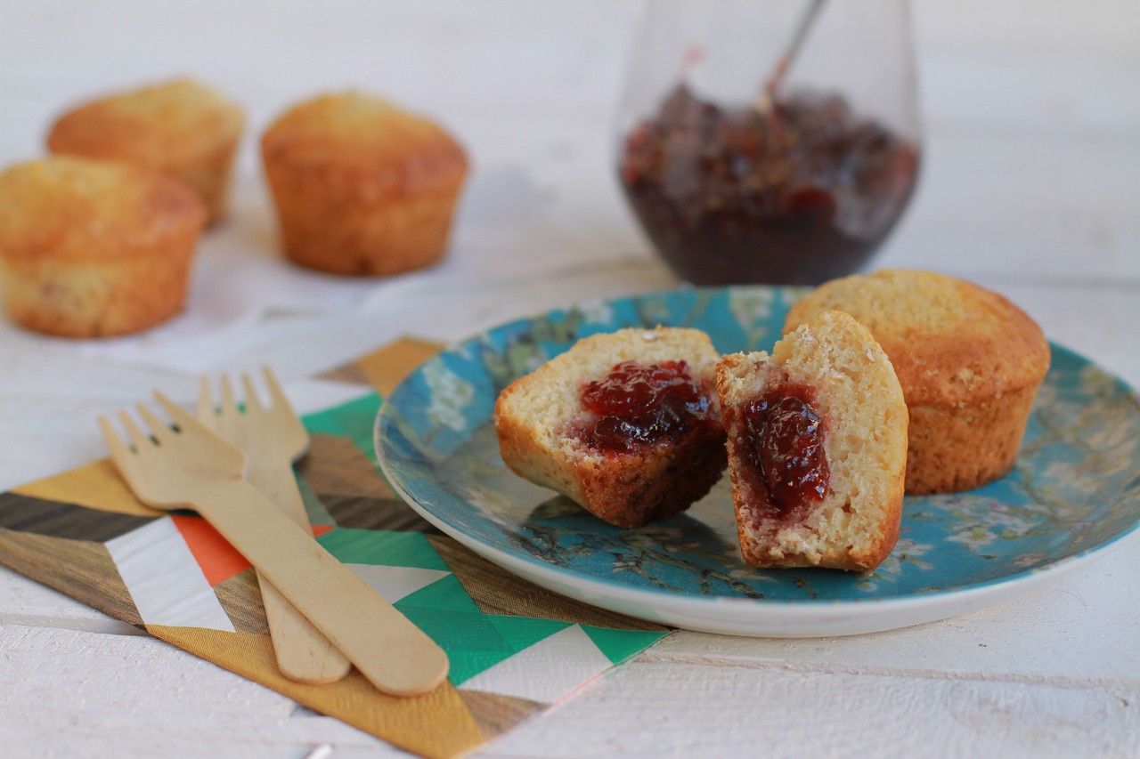 Jam-filled Muffins Recipe, oats, strawberry jam, simple and fast, συνταγή, μάφινς, γεμιστά, μαρμελάδα, φράουλα, βρώμη, αλεύρι, Γαβριήλ Νικολαΐδης, cool artisan 1