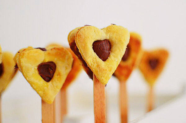 Romantic Valentine’s Day Desserts, recipe, cake pops, heart pops, puff pastry, nutella, chocolate, 2 ingredients, dessert, συνταγή, καρδιά, γλυκό, νουτέλα, Αγίου Βαλεντίνου, σοκολατένια καρδιά, πραλίνα φουντουκιού, ζύμη, σφολιάτα, καρδιά, Γαβριήλ Νικολαΐδης, cool artisan