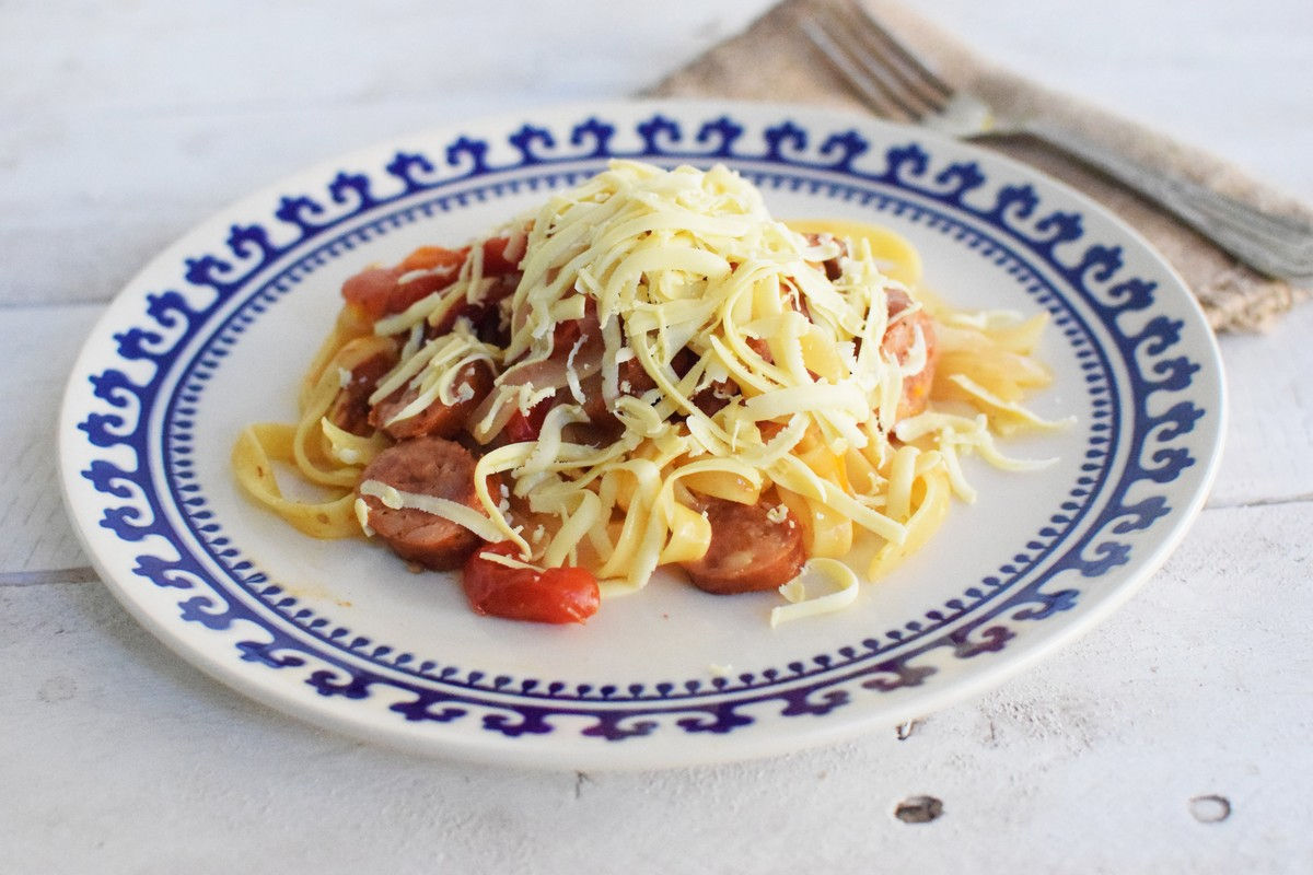 one pan pasta recipe, sausage, peperoni, tomato, spaghetti, onion, summer, easy, sun, olive oil, cool artisan