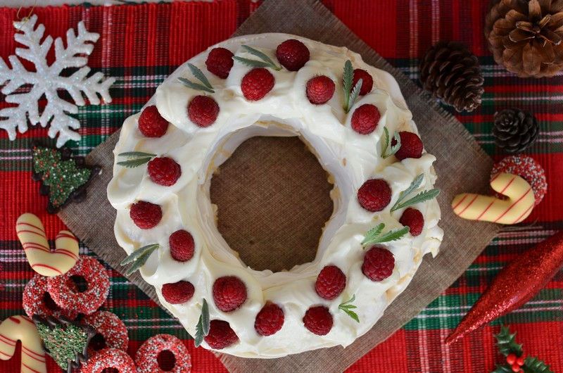 christmas-pavlova-wreath-recipe-berries-marcarpone-cream-easy-yogurt-eggs1
